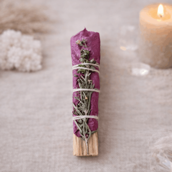 Bâton de Palo Santo fleuri avec bougainvillier et romarin pour purification, clarté, créativité et protection énergétique