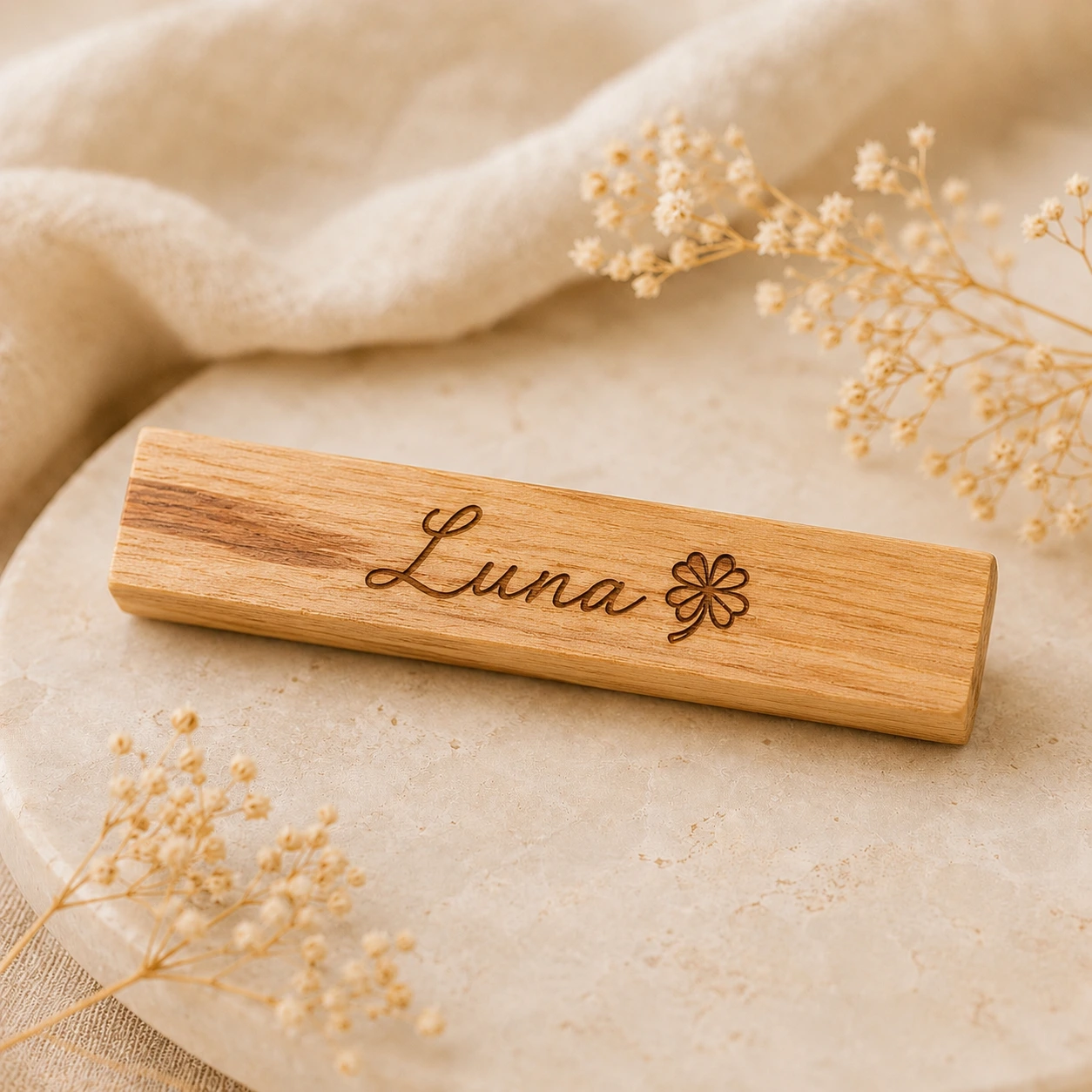 Bâton de Palo Santo gravé avec le prénom Luna et un symbole trèfle sur fond naturel beige