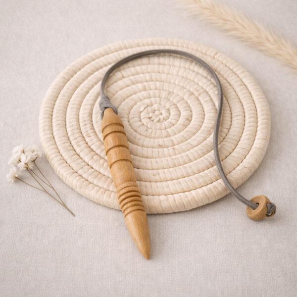 Pendule en Palo Santo avec corde en suédine pour radiesthésie et guidance intuitive